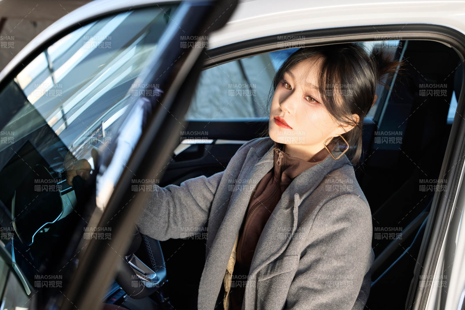 在汽车4S店试驾车辆的亚洲美女图片