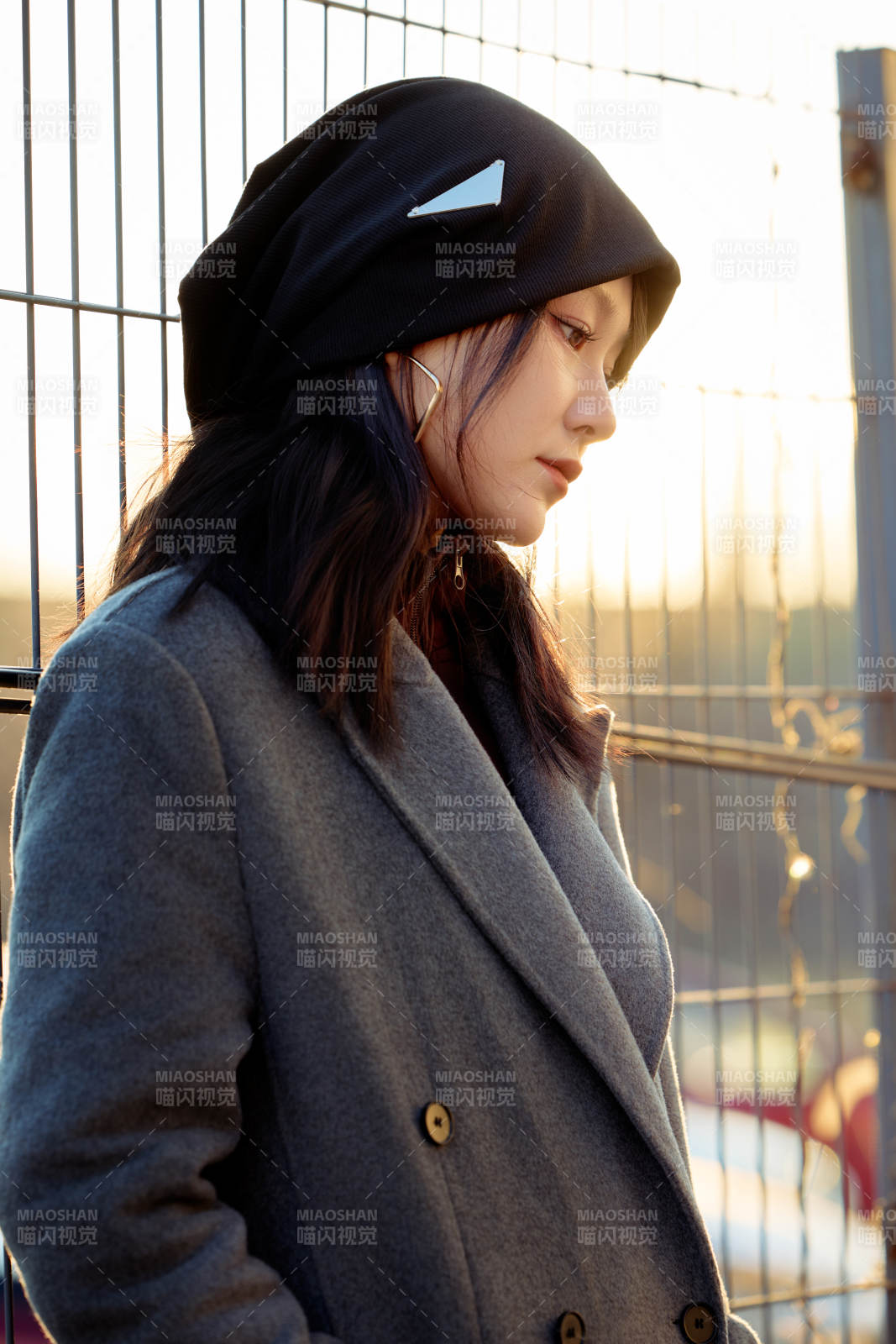 初冬在户外停车场拍照的亚洲美女图片