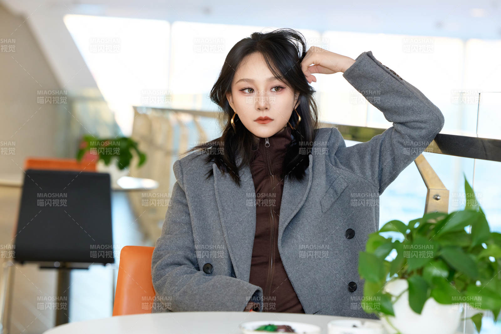 假日在商场休息区停留的亚洲美女图片