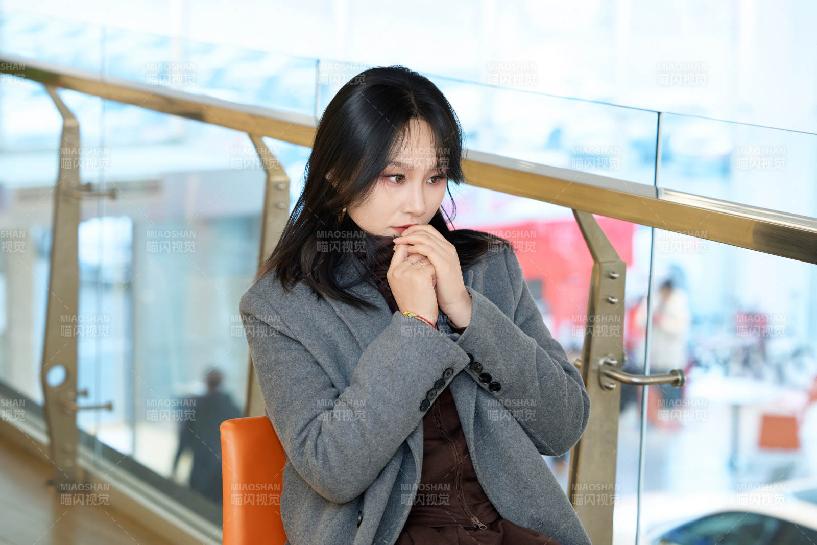 假日在商场休息区停留的亚洲美女图片