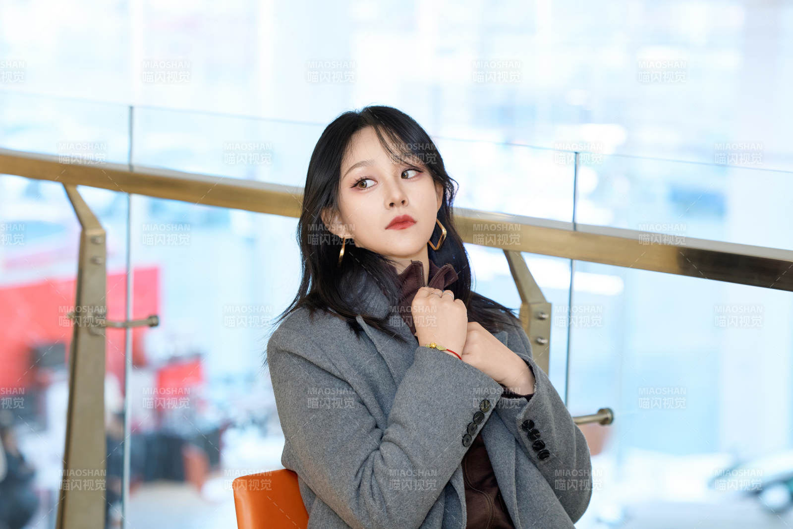 假日在商场休息区停留的亚洲美女图片