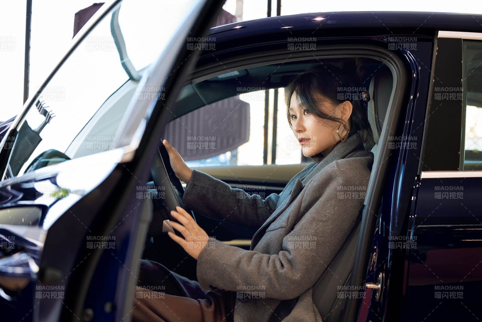 在汽车4S店试驾车辆的亚洲美女图片