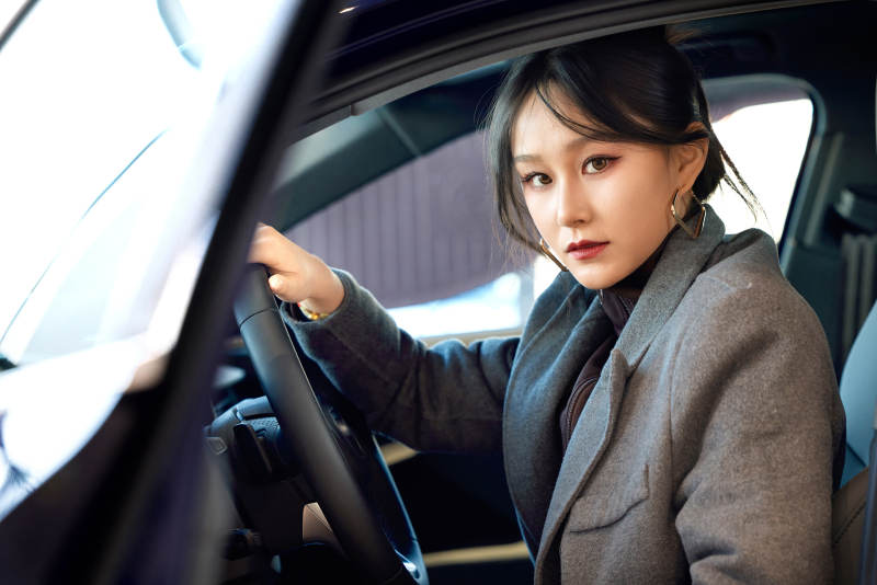 在汽车4S店试驾车辆的亚洲美女图片