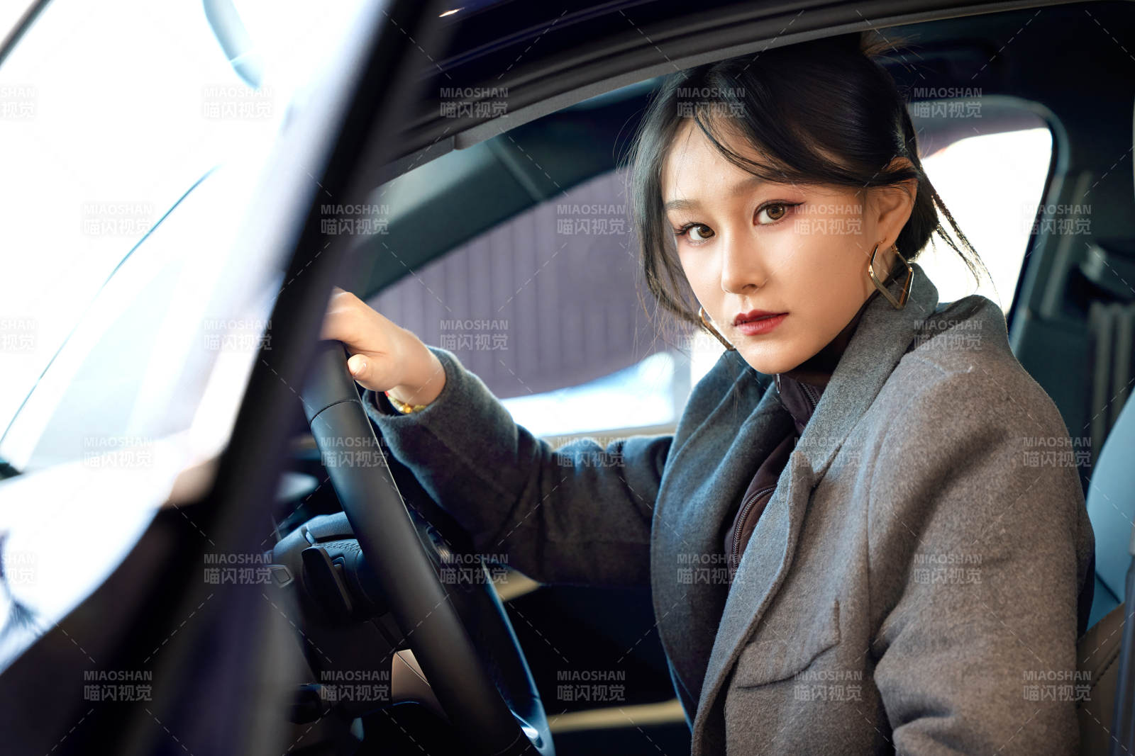 在汽车4S店试驾车辆的亚洲美女图片