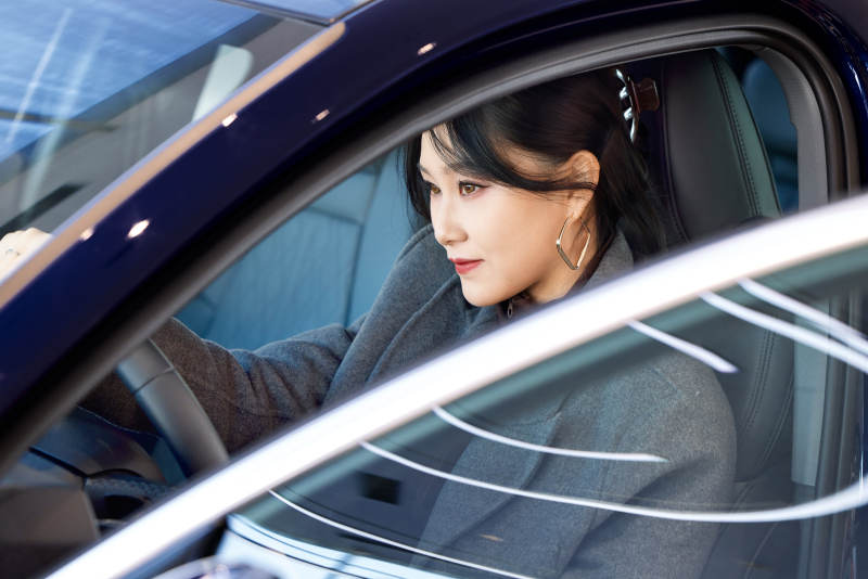 在汽车4S店试驾车辆的亚洲美女图片