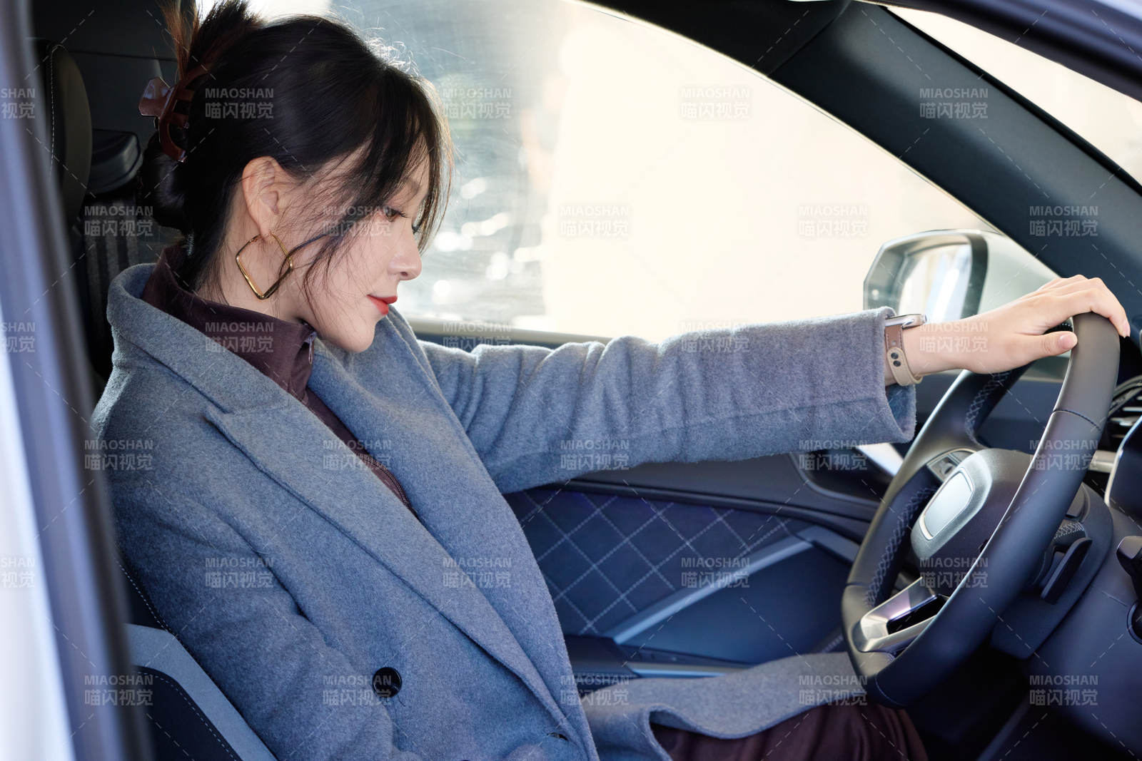 在汽车4S店试驾车辆的亚洲美女图片