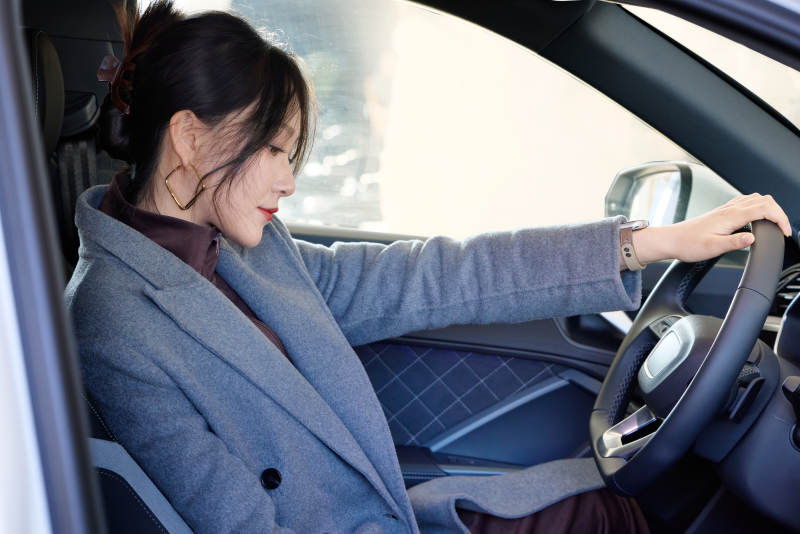 在汽车4S店试驾车辆的亚洲美女图片