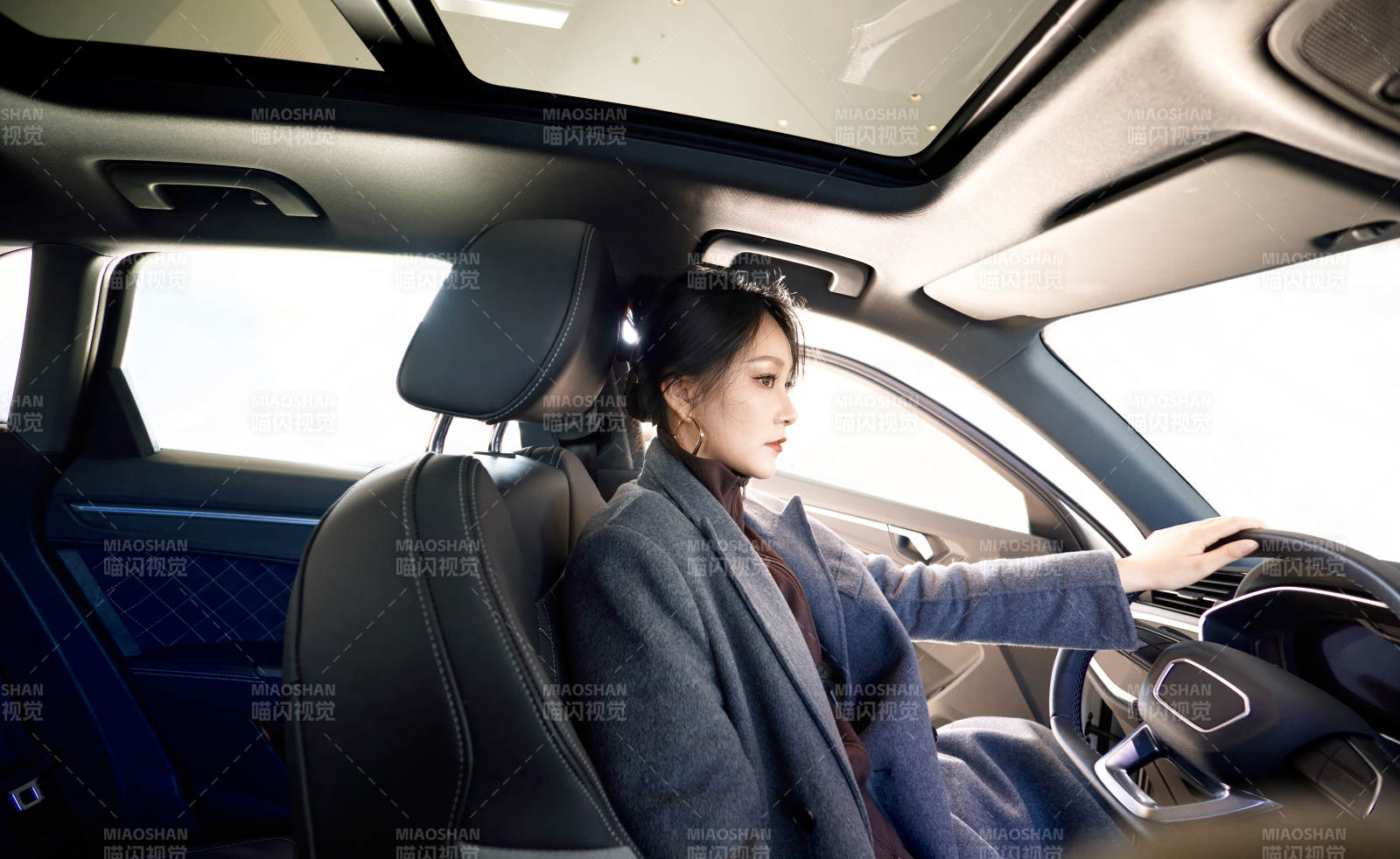 在汽车4S店试驾车辆的亚洲美女图片