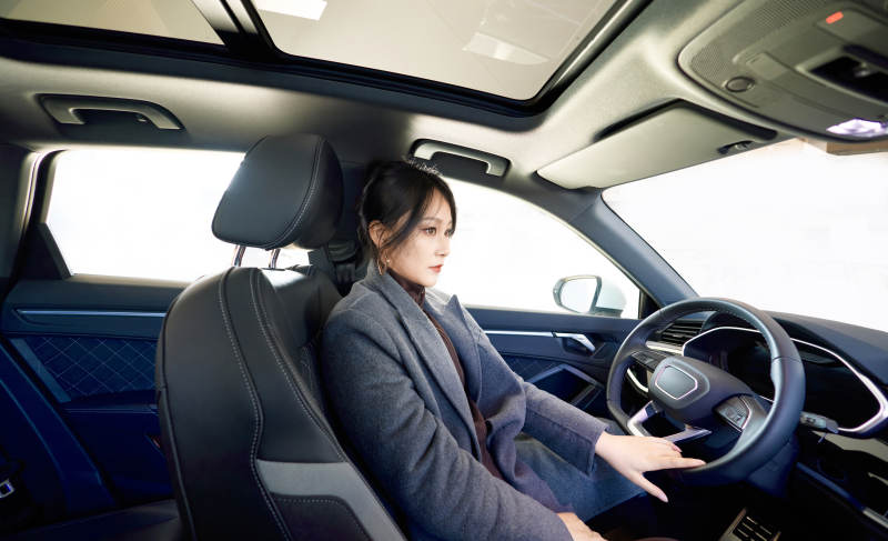 在汽车4S店试驾车辆的亚洲美女图片