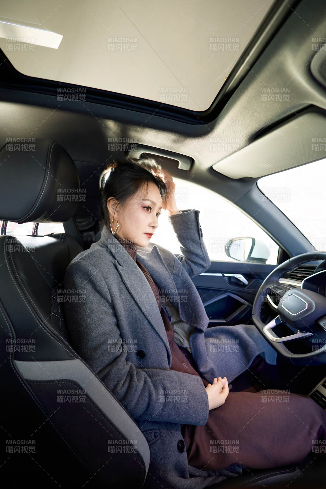 在汽车4S店试驾车辆的亚洲美女图片