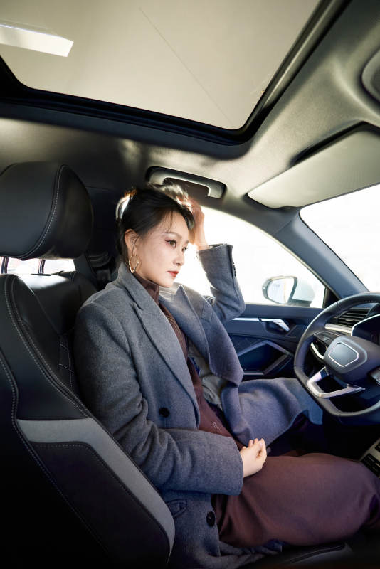 在汽车4S店试驾车辆的亚洲美女图片