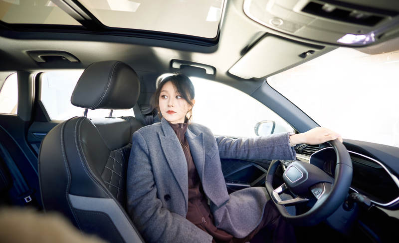 在汽车4S店试驾车辆的亚洲美女图片