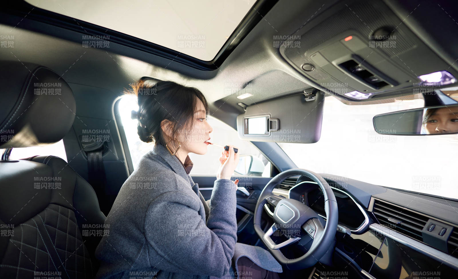 在汽车4S店试驾车辆的亚洲美女图片