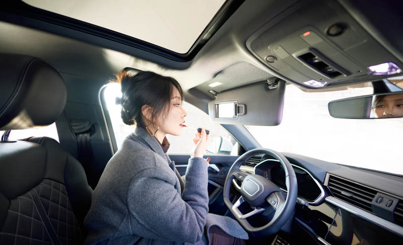 在汽车4S店试驾车辆的亚洲美女图片