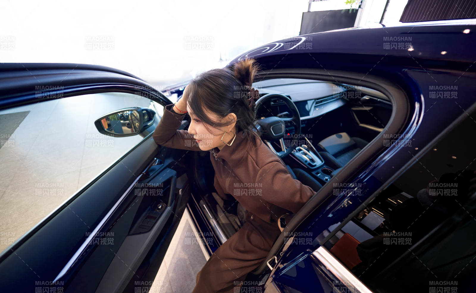 在汽车4S店试驾车辆的亚洲美女图片