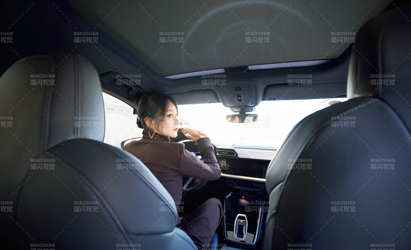 在汽车4S店试驾车辆的亚洲美女图片