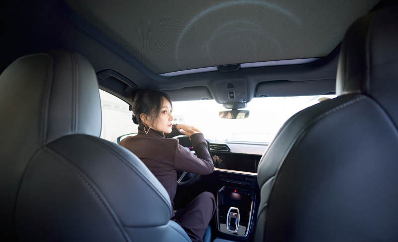 在汽车4S店试驾车辆的亚洲美女图片