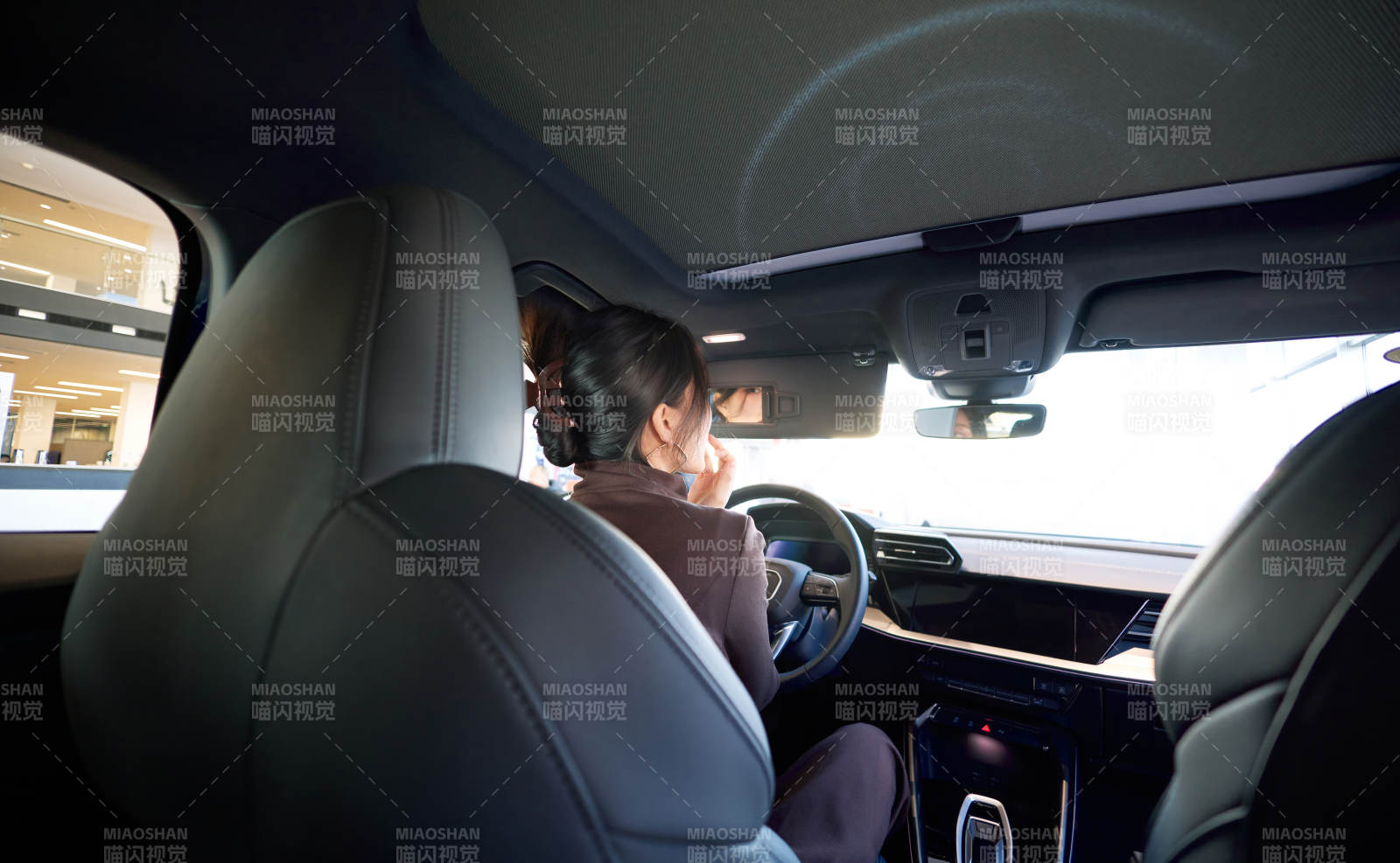 在汽车4S店试驾车辆的亚洲美女图片