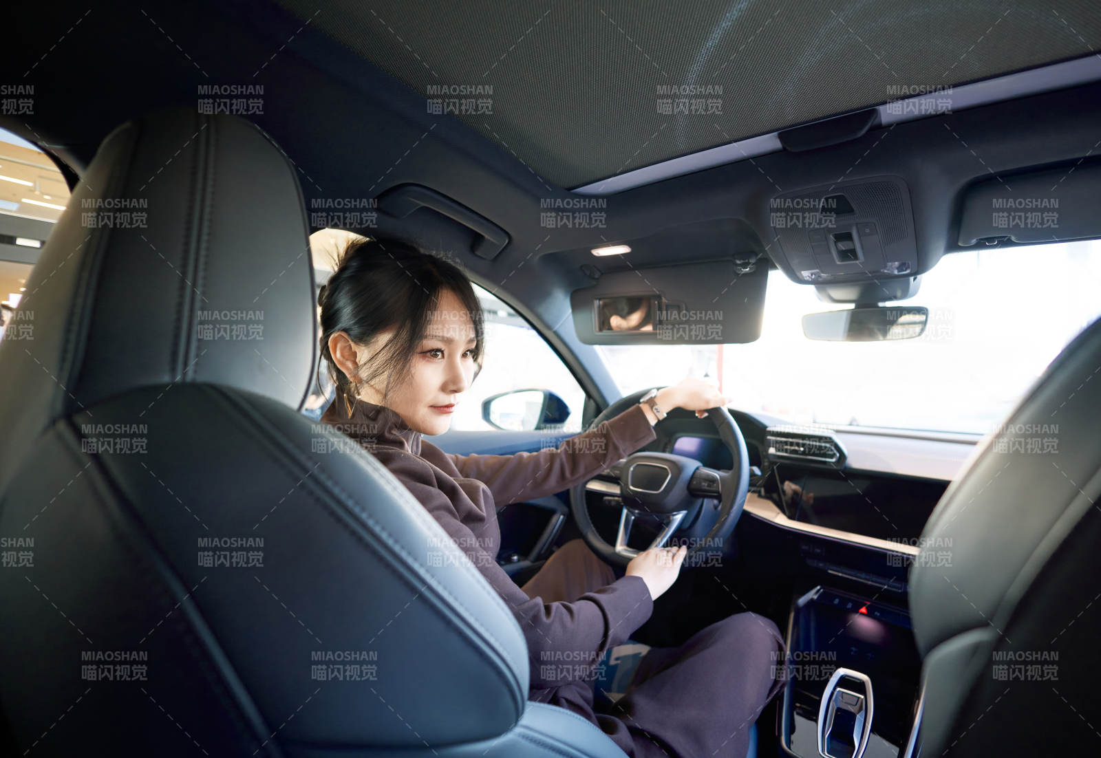 在汽车4S店试驾车辆的亚洲美女图片