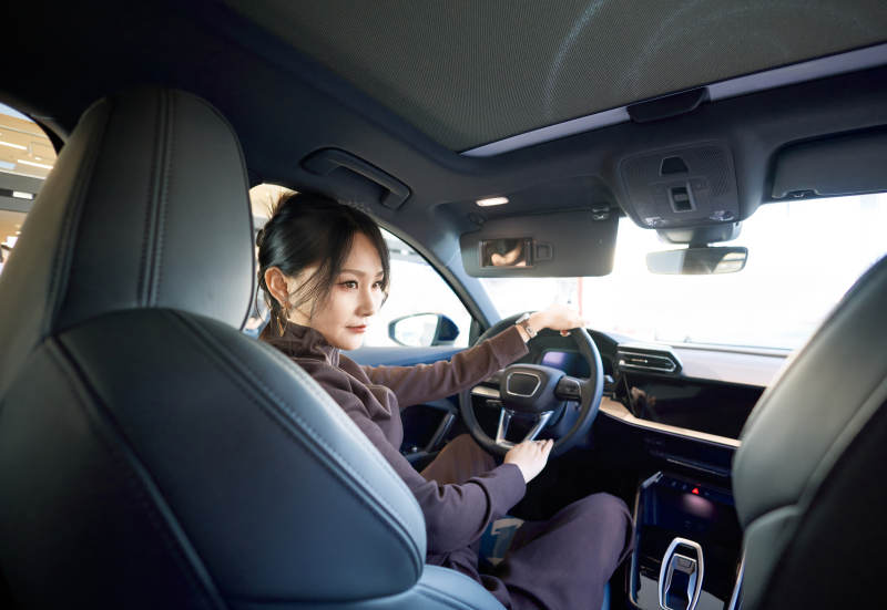 在汽车4S店试驾车辆的亚洲美女图片