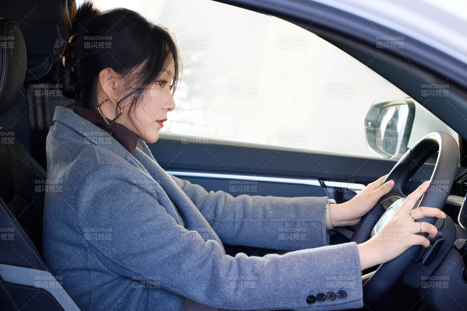 在汽车4S店试驾车辆的亚洲美女图片