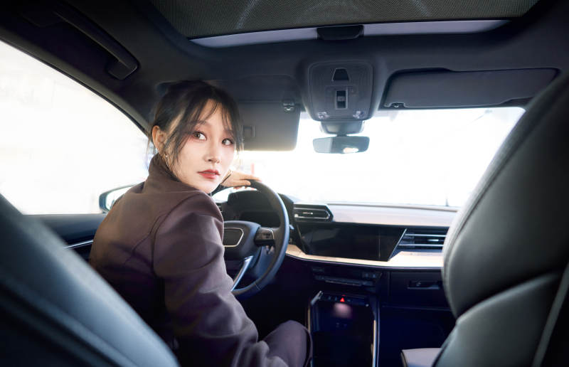 在汽车4S店试驾车辆的亚洲美女图片