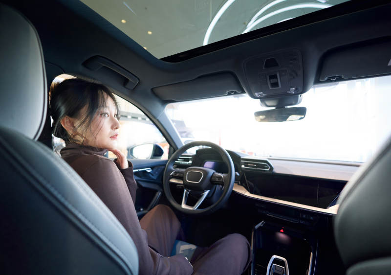 在汽车4S店试驾车辆的亚洲美女图片