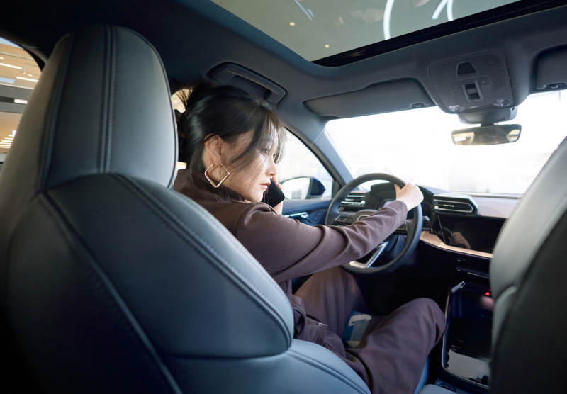 在汽车4S店试驾车辆的亚洲美女图片