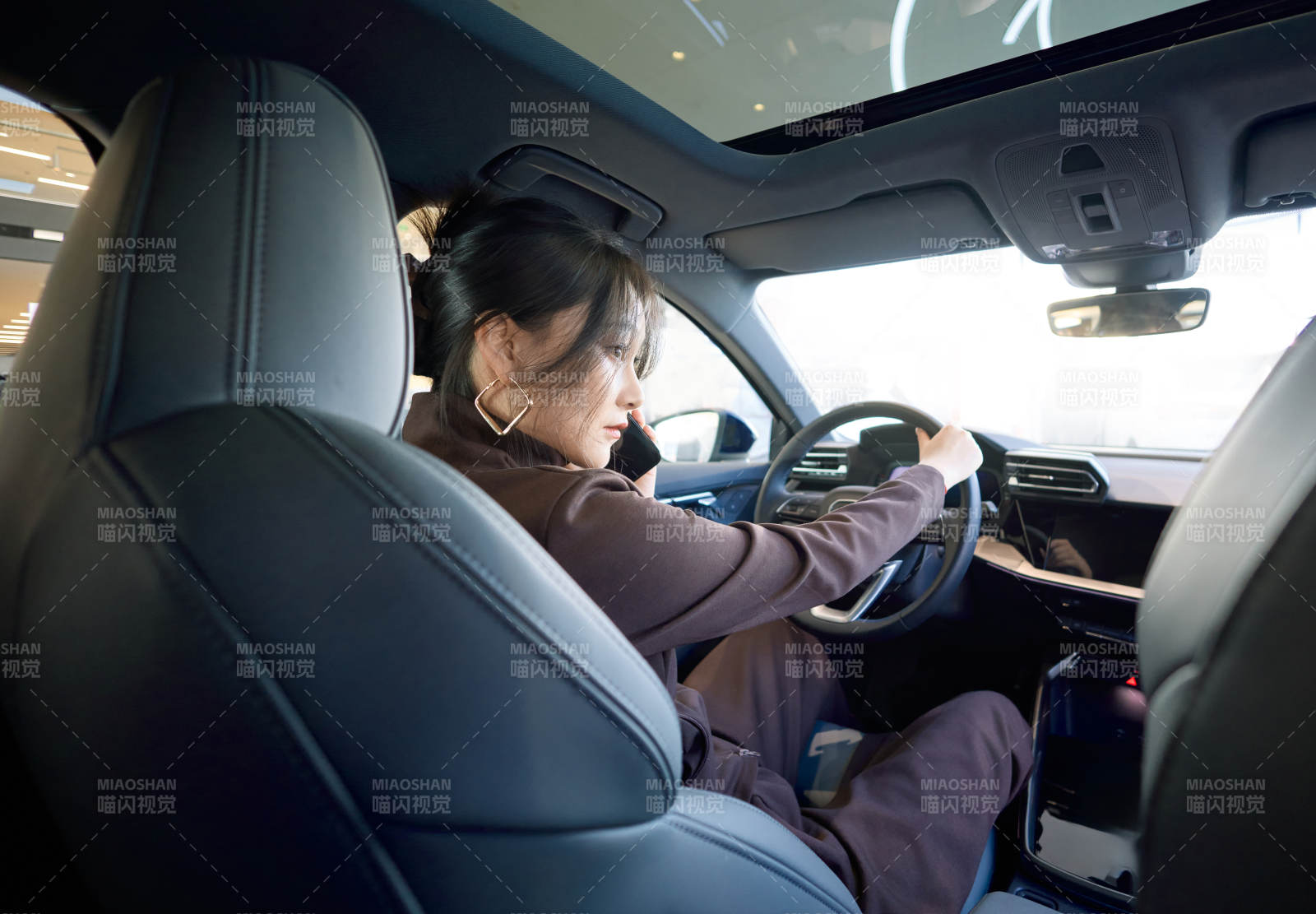 在汽车4S店试驾车辆的亚洲美女图片