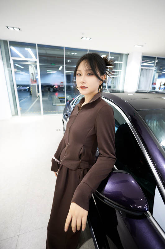 在汽车4S店试驾车辆的亚洲美女图片