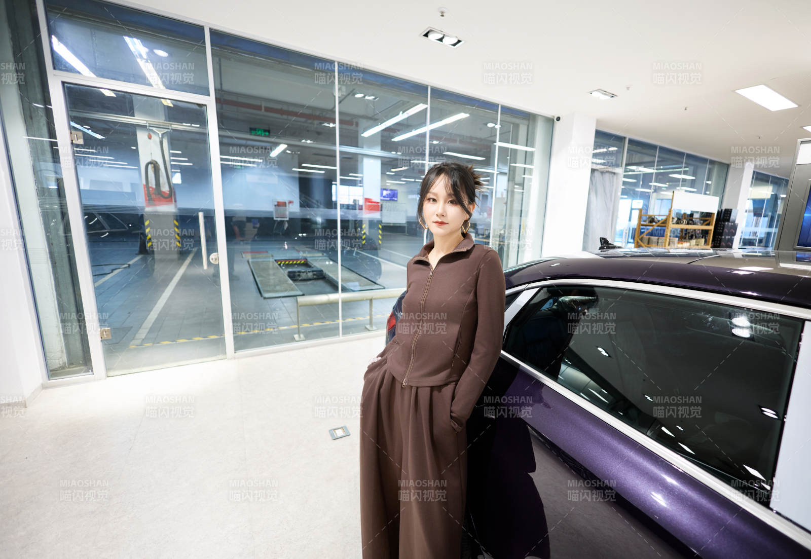 在汽车4S店试驾车辆的亚洲美女图片