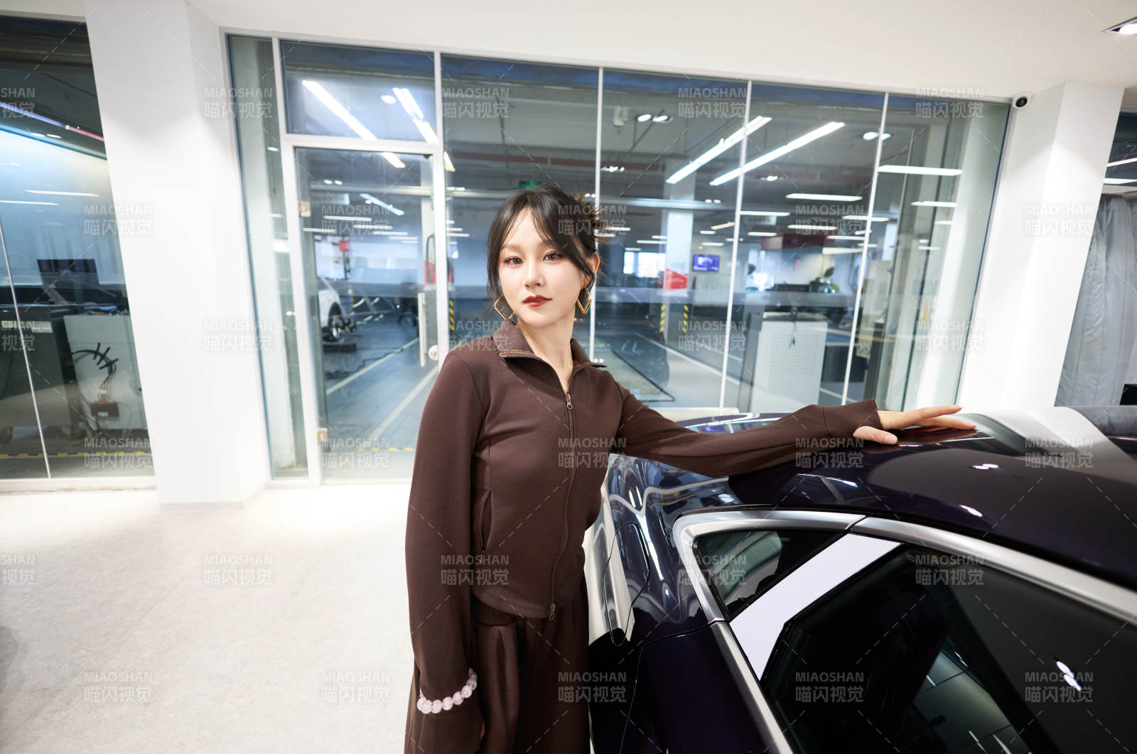 在汽车4S店试驾车辆的亚洲美女图片