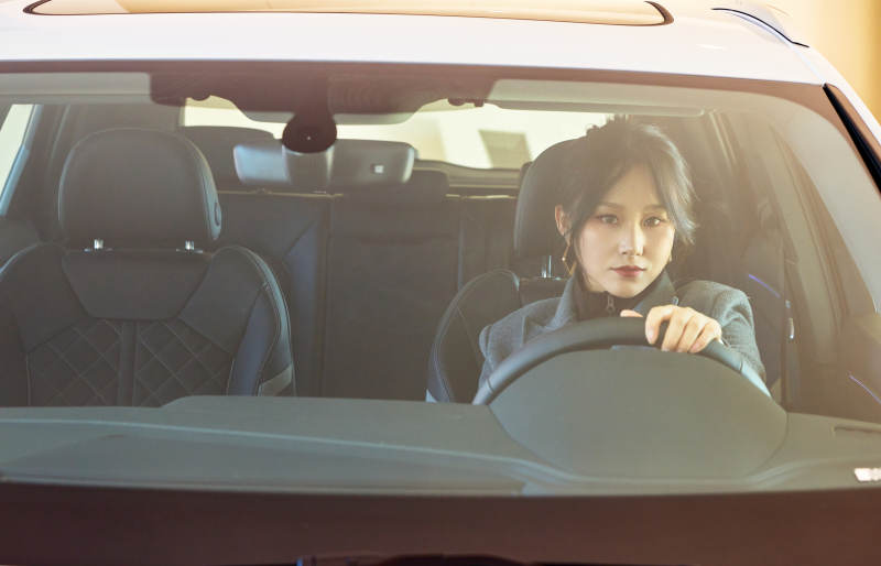 在汽车4S店试驾车辆的亚洲美女图片