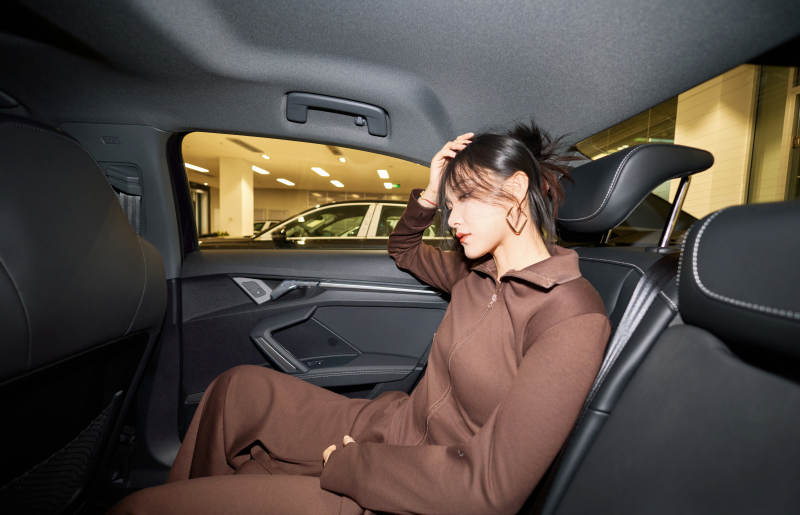 在汽车4S店试驾车辆的亚洲美女图片