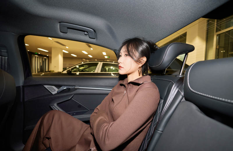 在汽车4S店试驾车辆的亚洲美女图片