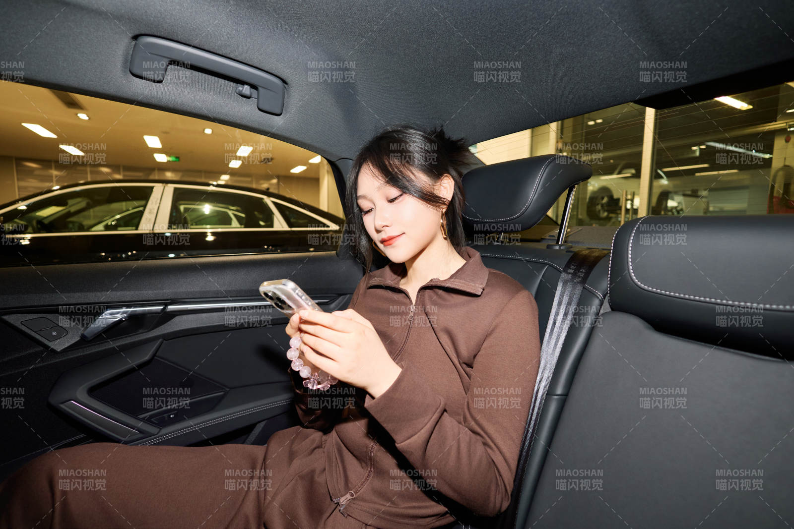 在汽车4S店试驾车辆的亚洲美女图片