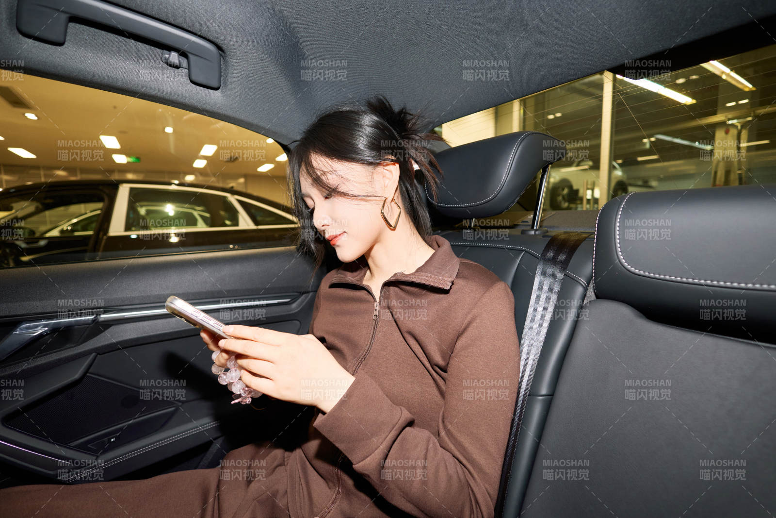 在汽车4S店试驾车辆的亚洲美女图片