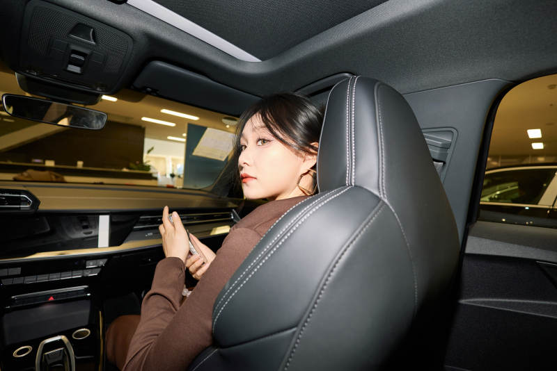 在汽车4S店试驾车辆的亚洲美女图片