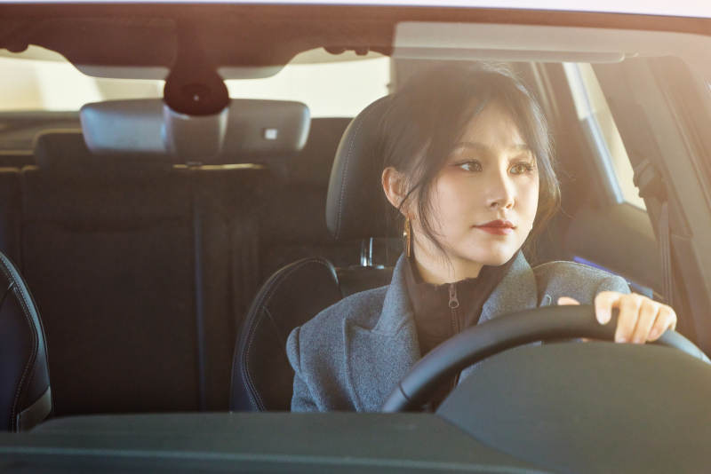 在汽车4S店试驾车辆的亚洲美女图片