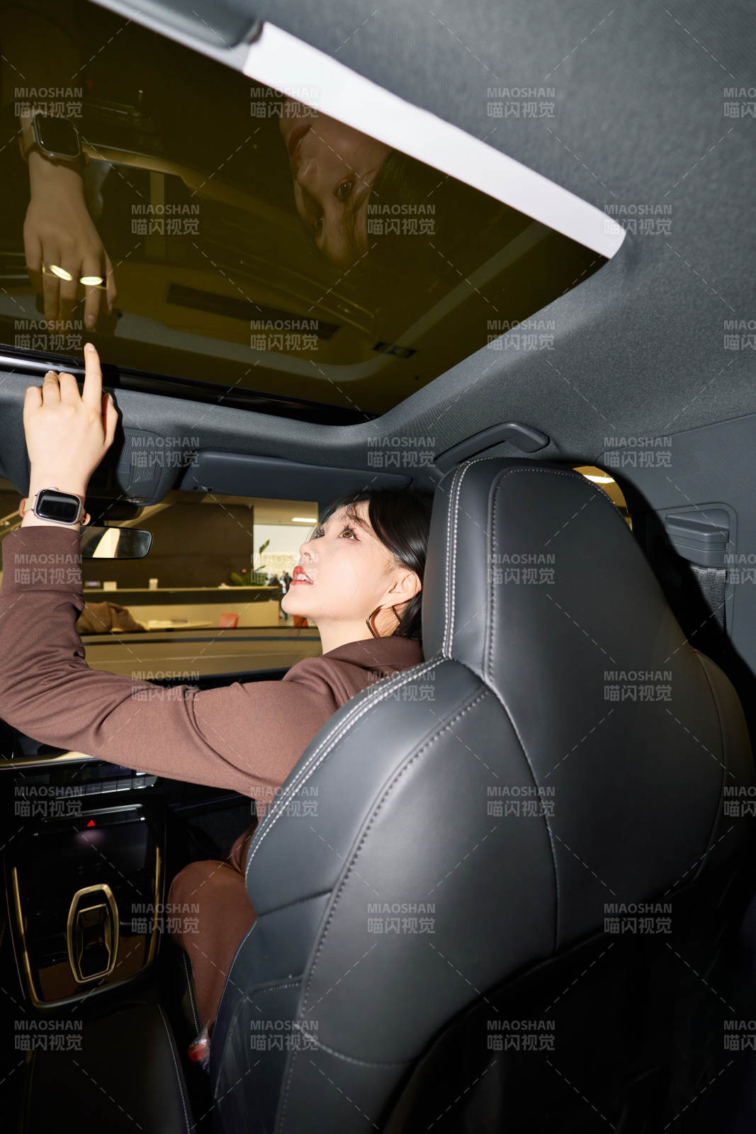 在汽车4S店试驾车辆的亚洲美女图片