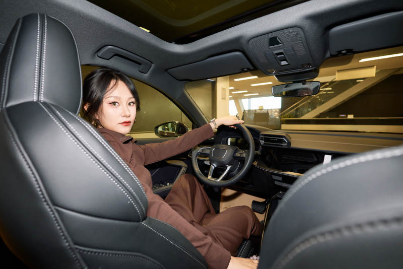 在汽车4S店试驾车辆的亚洲美女图片