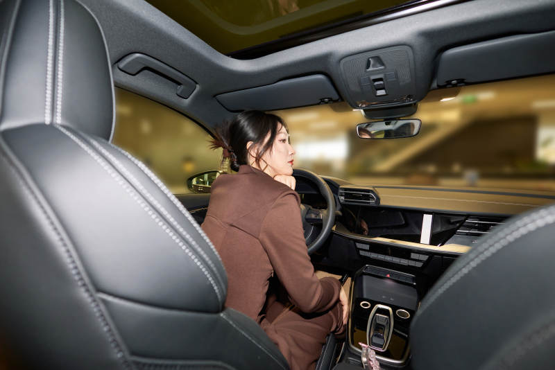 在汽车4S店试驾车辆的亚洲美女图片