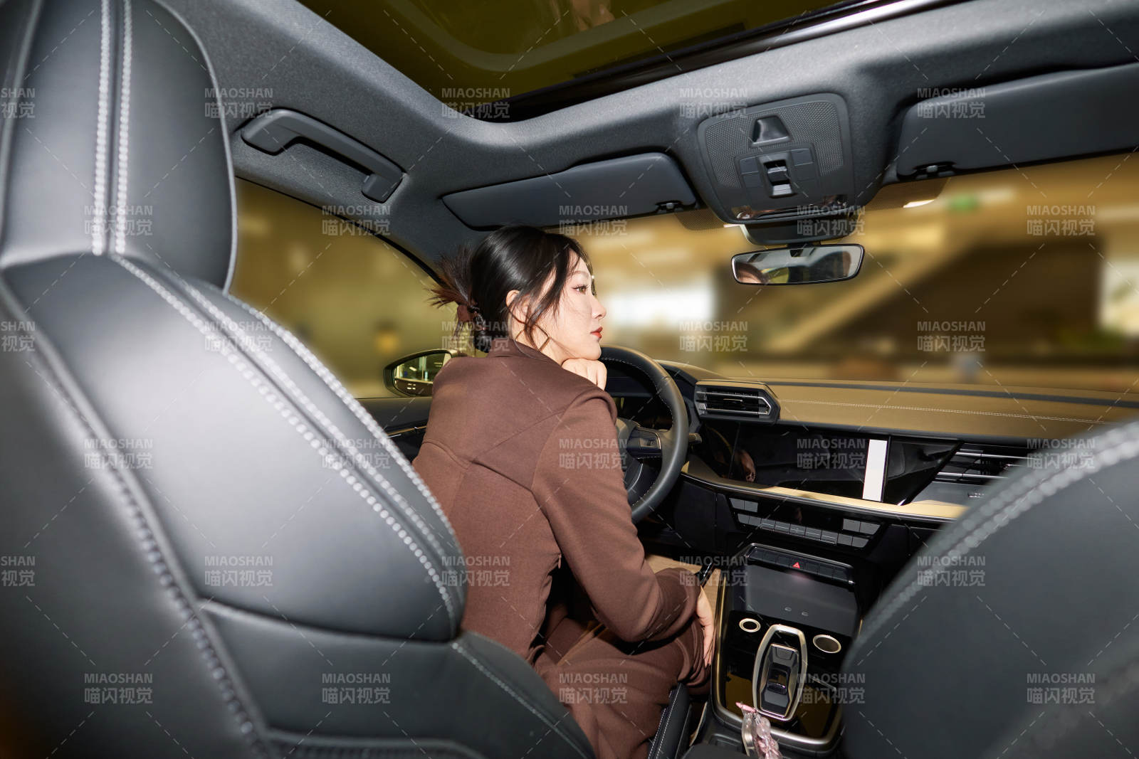 在汽车4S店试驾车辆的亚洲美女图片