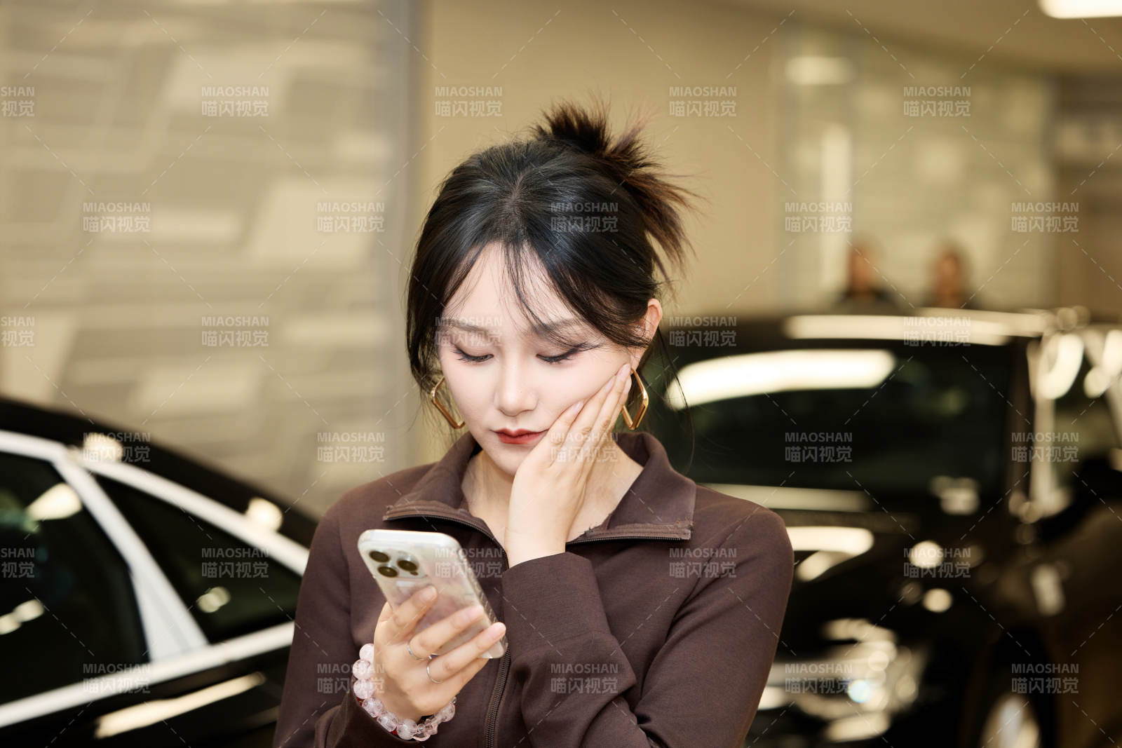 在汽车4S店试驾车辆的亚洲美女图片