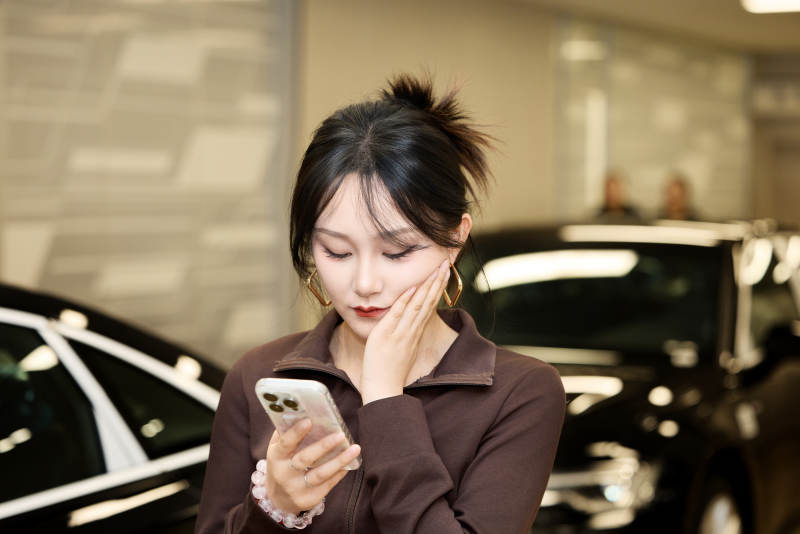 在汽车4S店试驾车辆的亚洲美女图片