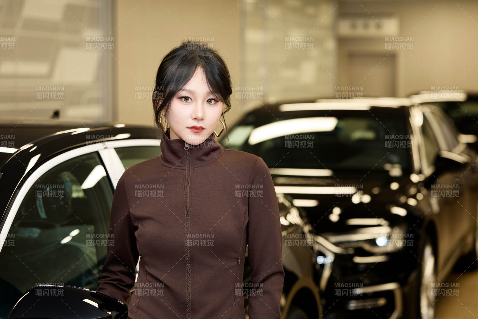 在汽车4S店试驾车辆的亚洲美女图片