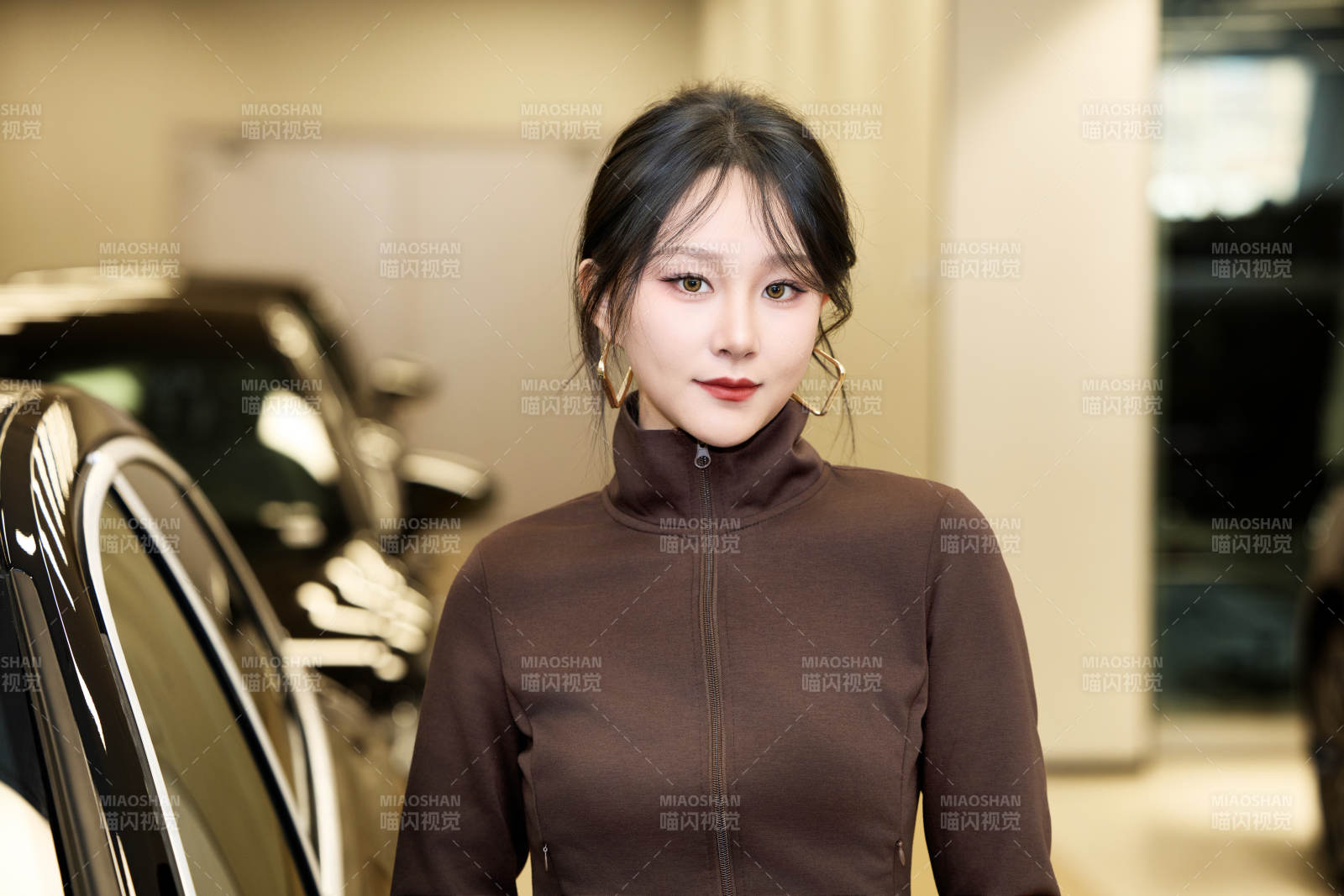 在汽车4S店试驾车辆的亚洲美女图片