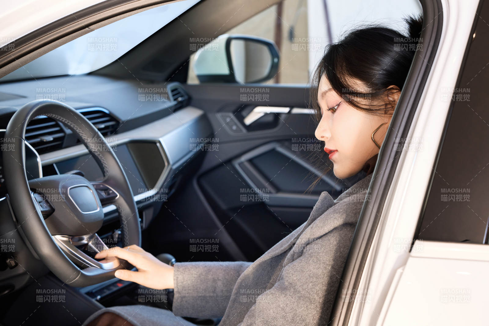 在汽车4S店试驾车辆的亚洲美女图片