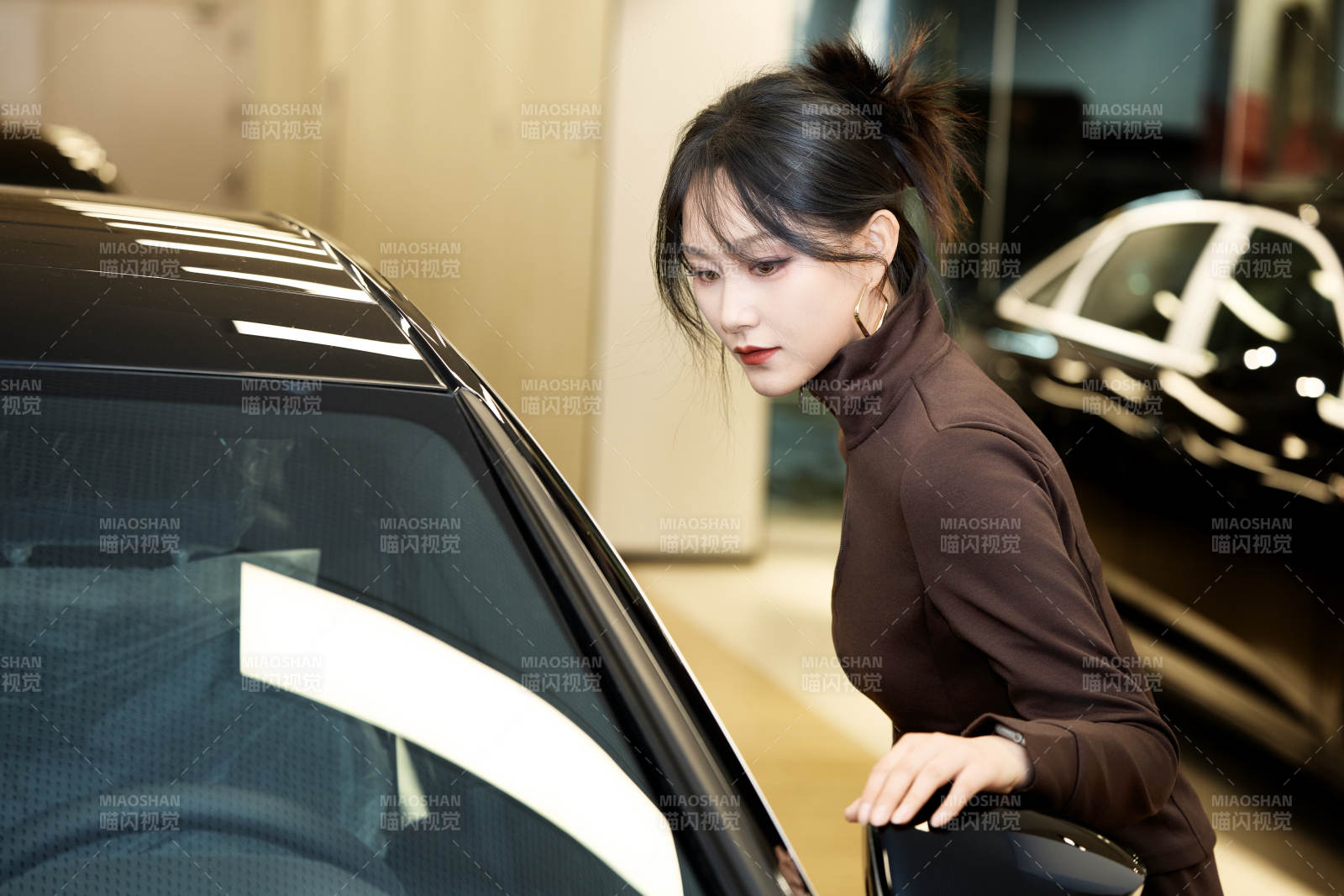 在汽车4S店试驾车辆的亚洲美女图片