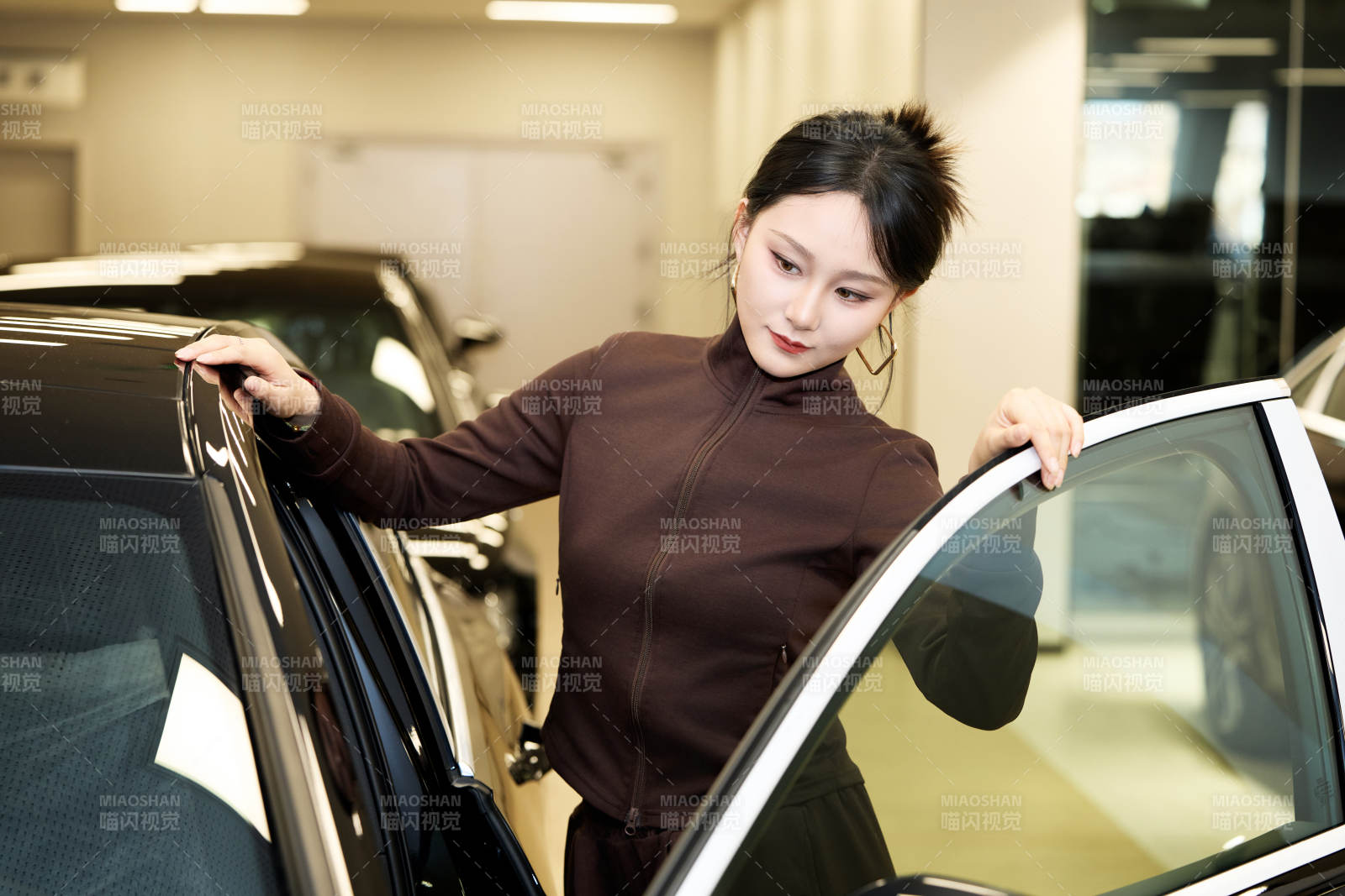 在汽车4S店试驾车辆的亚洲美女图片